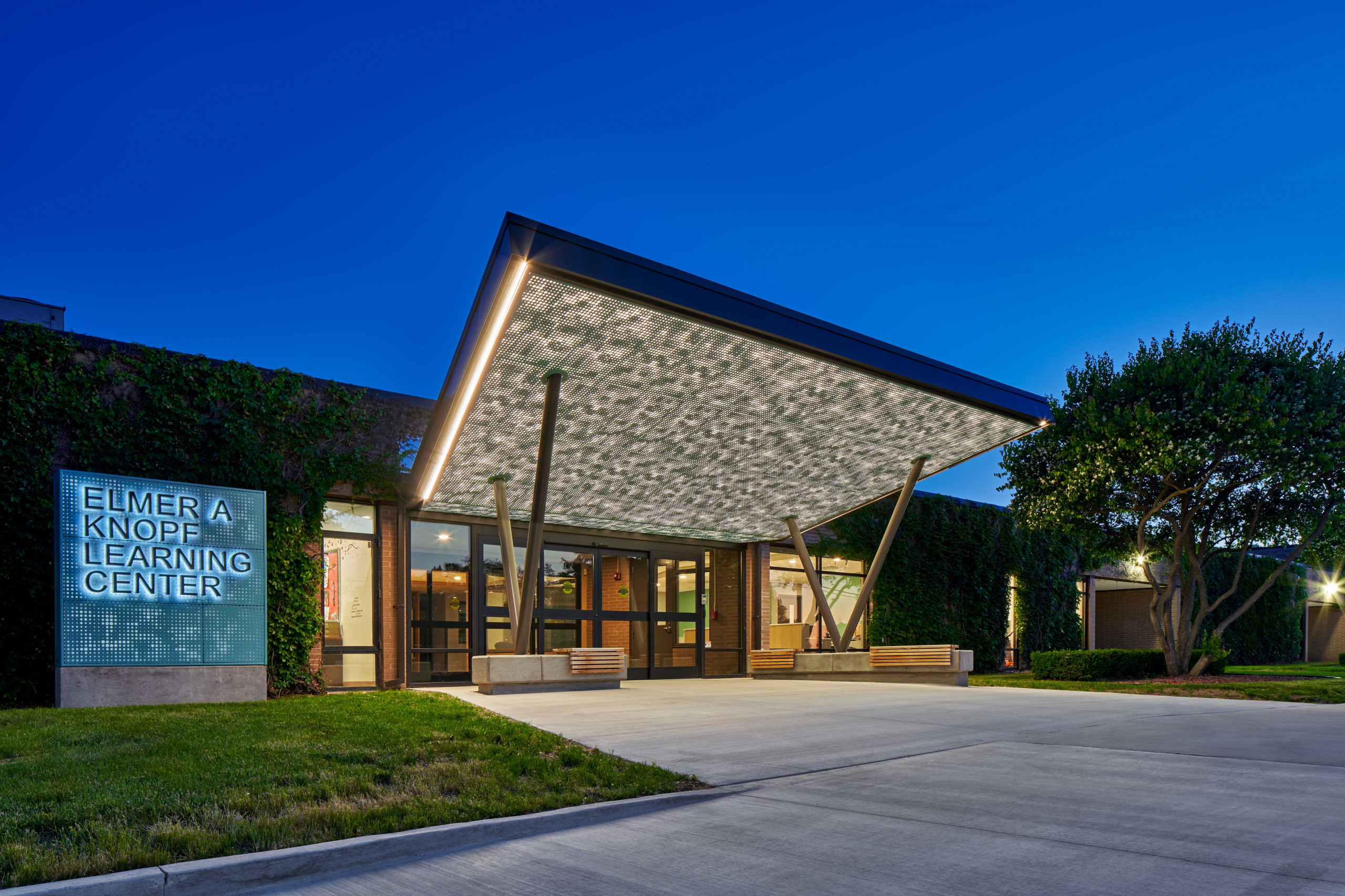 The entryway to the Elmer Knopf Learning Center features Arktura’s glimmering panels.